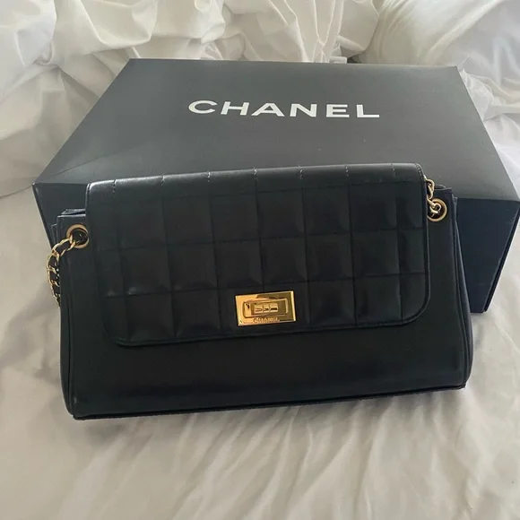 Authentic black leather quilted Chanel accordion quilted flap bag - Picture 8 of 16